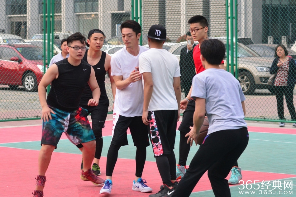 霍建华公开恋情心情好 秀球技与粉丝同乐