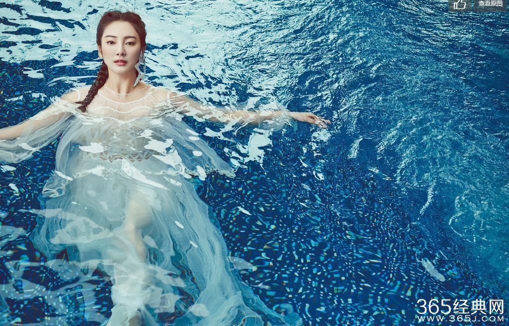 张雨绮白纱湿身拍清纯封面
