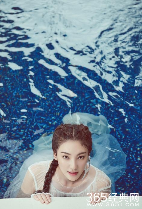 张雨绮白纱湿身拍清纯封面