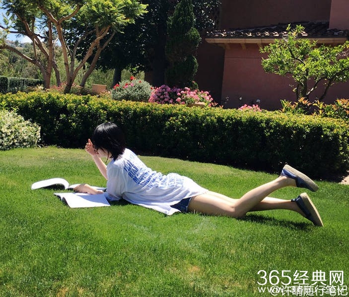 许晴穿超短热裤躺学校草地看书 美腿抢镜