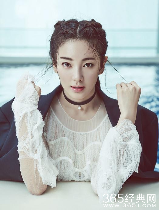 张雨绮白纱湿身拍清纯封面