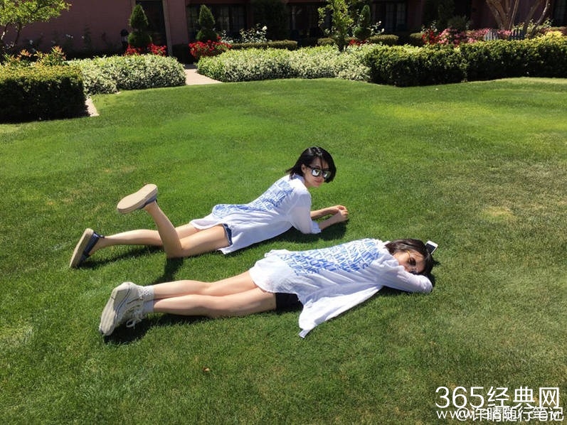 许晴穿超短热裤躺学校草地看书 美腿抢镜