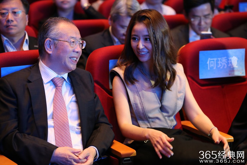 林心如深V领口过低露白色内衣