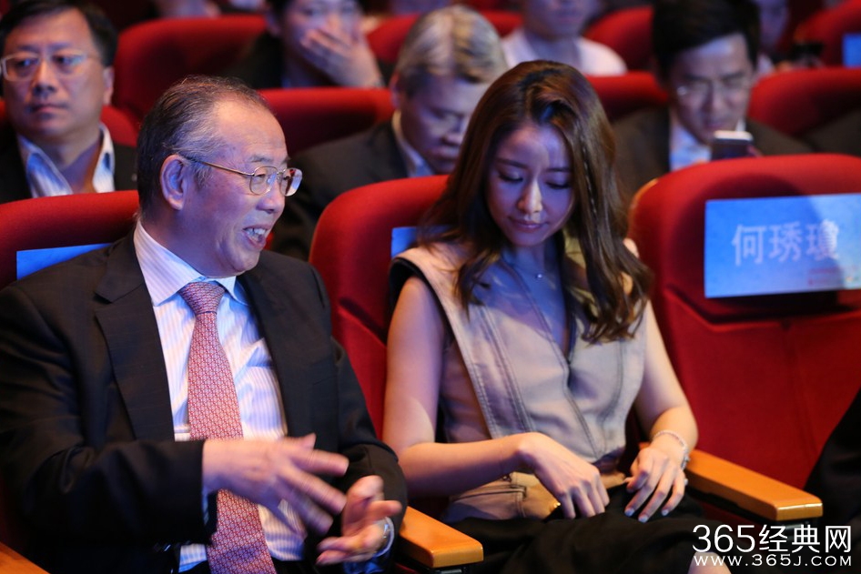 林心如深V领口过低露白色内衣