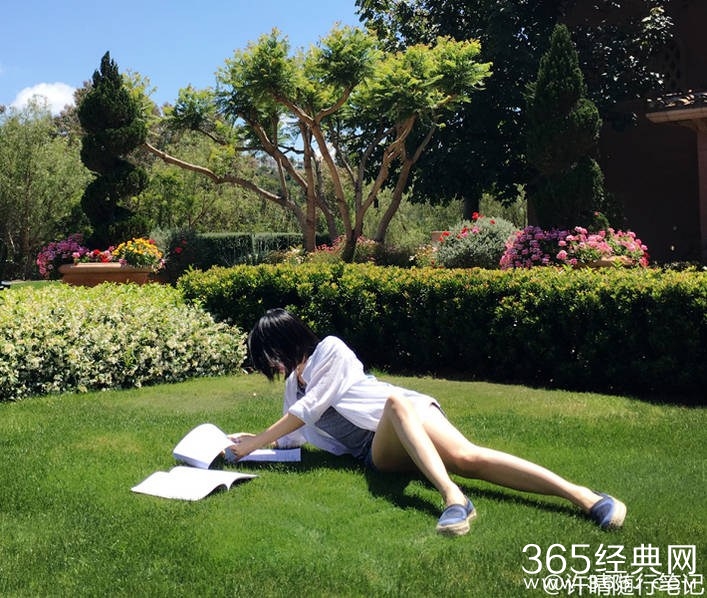 许晴穿超短热裤躺学校草地看书 美腿抢镜
