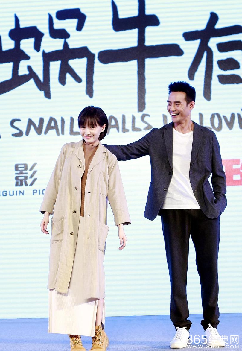 男友力爆棚！王凯现场“手拎”王子文