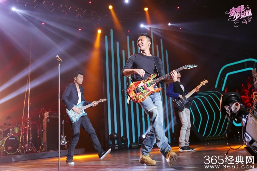 《蜜蜂少女队》谢霆锋重拾吉他劲歌热舞