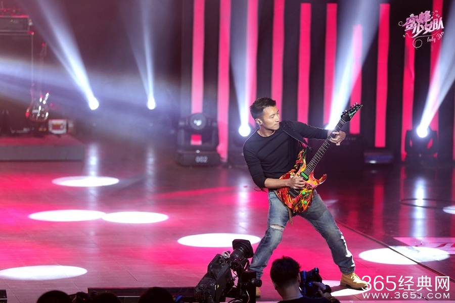 《蜜蜂少女队》谢霆锋重拾吉他劲歌热舞