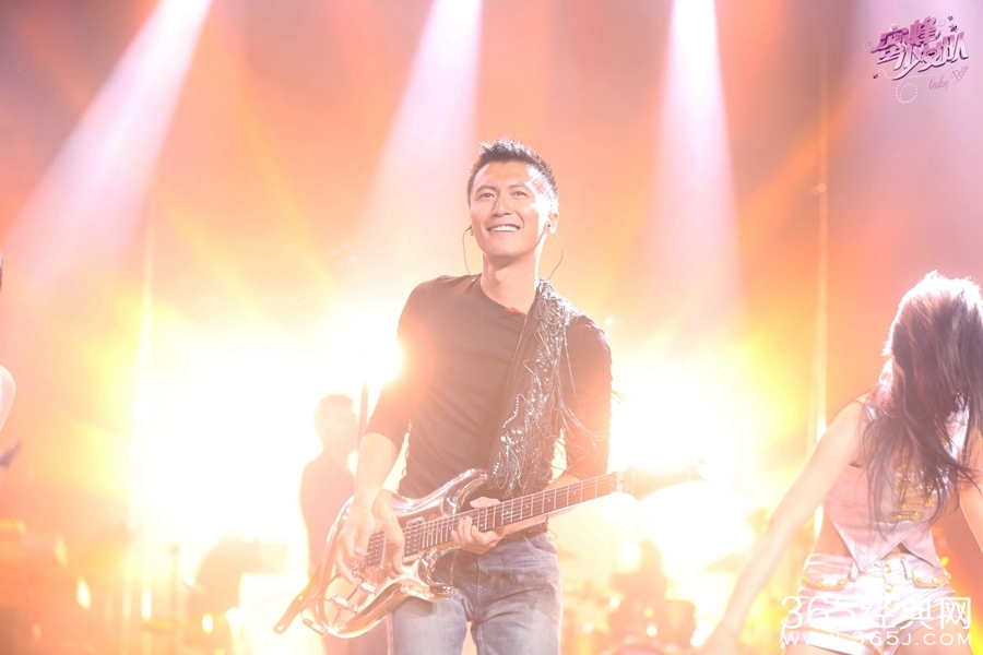 《蜜蜂少女队》谢霆锋重拾吉他劲歌热舞