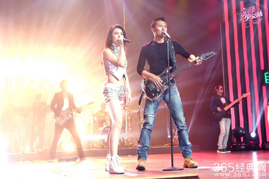 《蜜蜂少女队》谢霆锋重拾吉他劲歌热舞