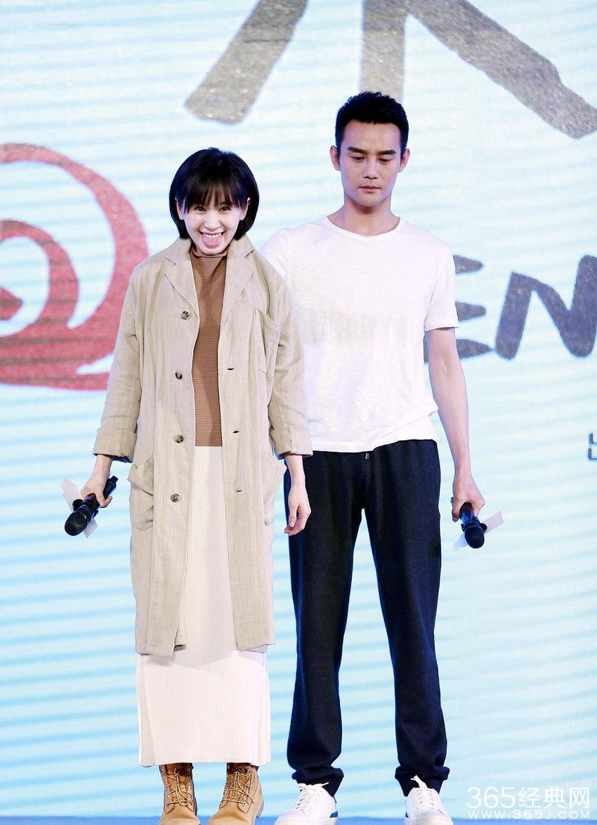 男友力爆棚！王凯现场“手拎”王子文