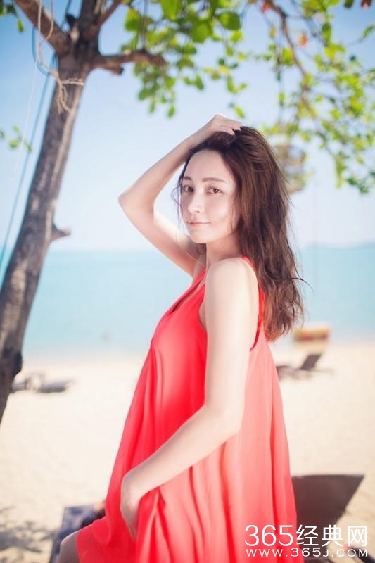 姚笛薄纱红裙素颜出游 静立海边尽显清新