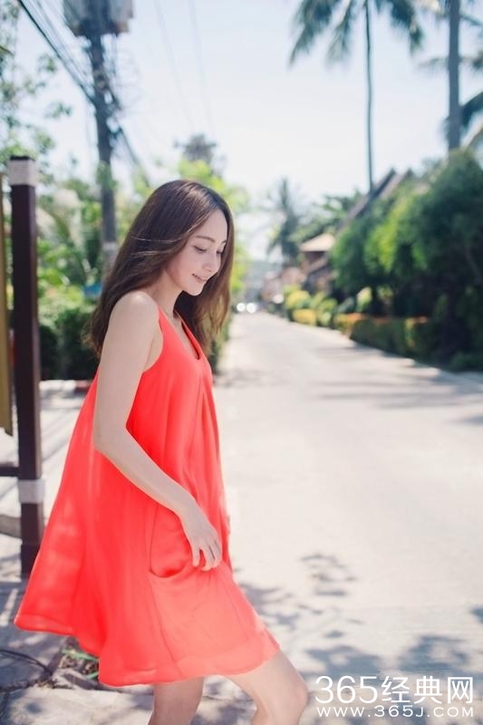 姚笛薄纱红裙素颜出游 静立海边尽显清新
