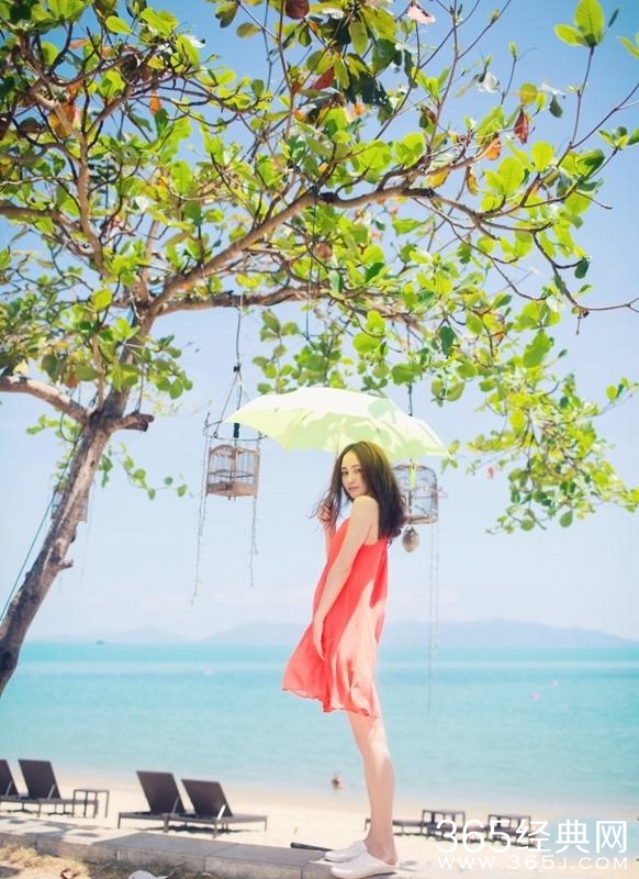 姚笛薄纱红裙素颜出游 静立海边尽显清新