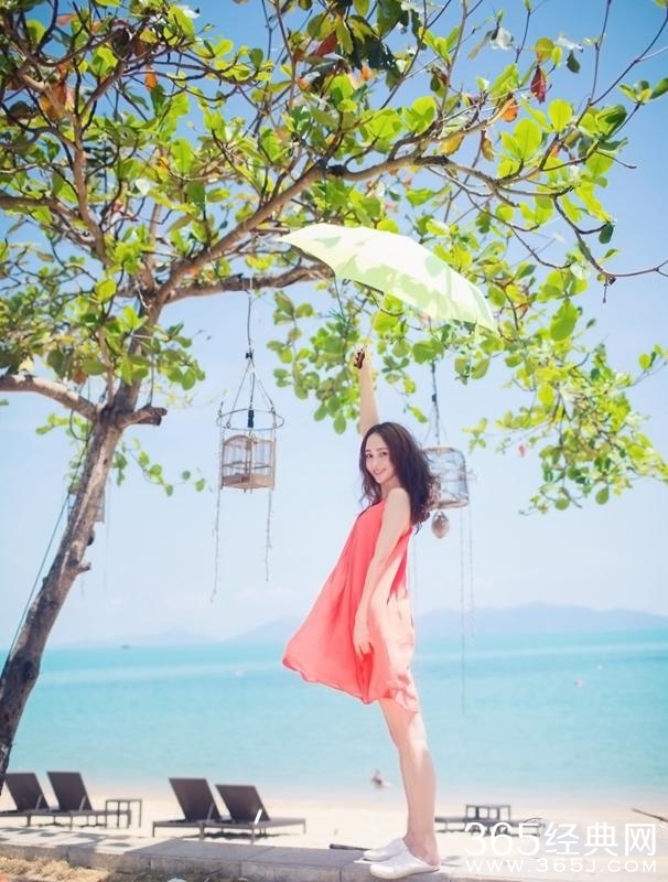 姚笛薄纱红裙素颜出游 静立海边尽显清新