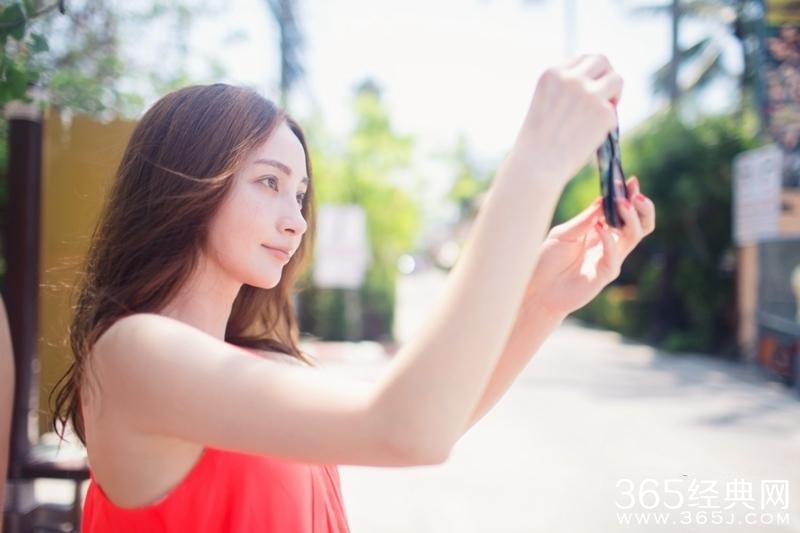 姚笛薄纱红裙素颜出游 静立海边尽显清新