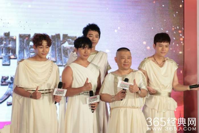 花样男神上海发布会 郭德纲白纱长裙自诩男神