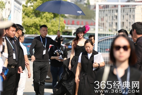 林志玲出席活动保镖撑伞 遭粉丝疯狂围堵
