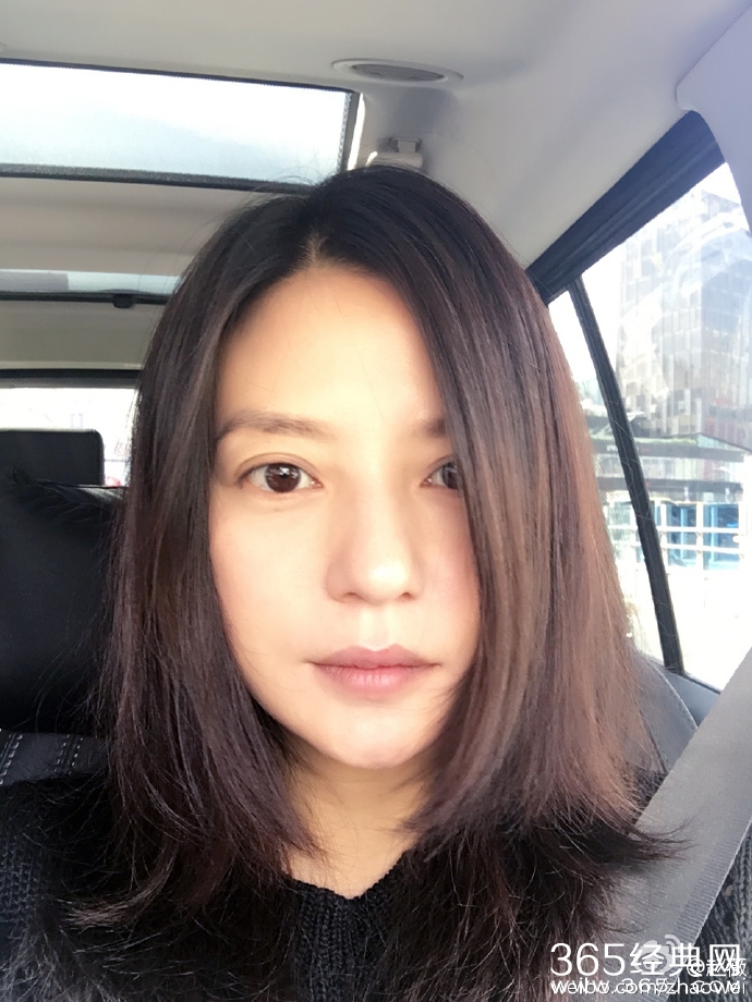 小燕子瘦回来了！40岁赵薇晒素颜照大眼迷人