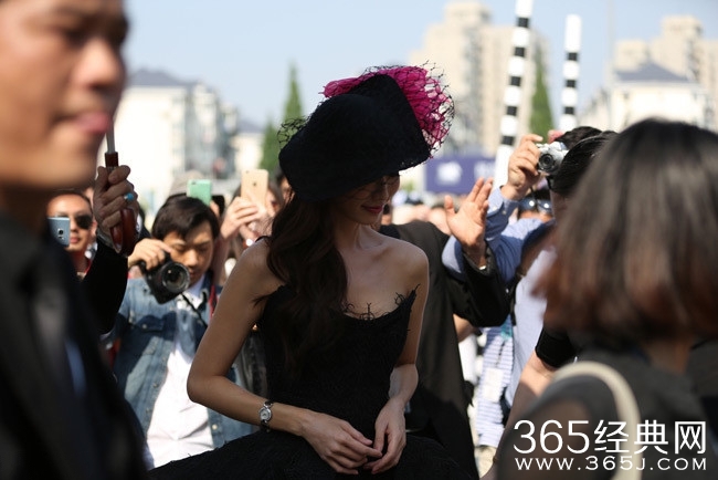 林志玲出席活动保镖撑伞 遭粉丝疯狂围堵