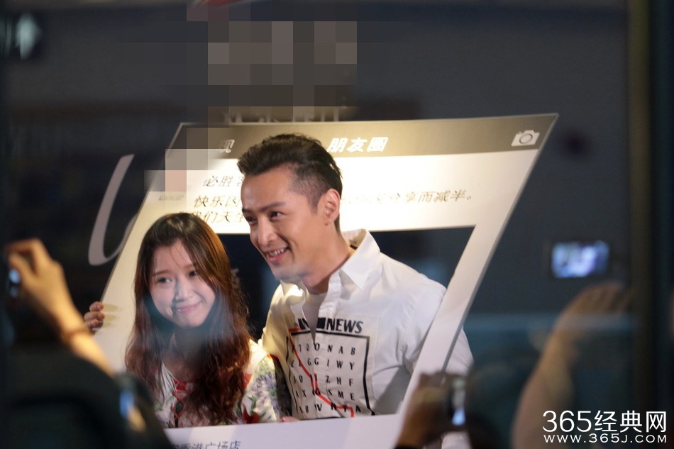 胡歌与粉丝“同框”合影抿嘴娇羞
