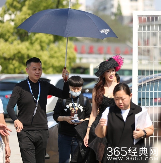 林志玲出席活动保镖撑伞 遭粉丝疯狂围堵