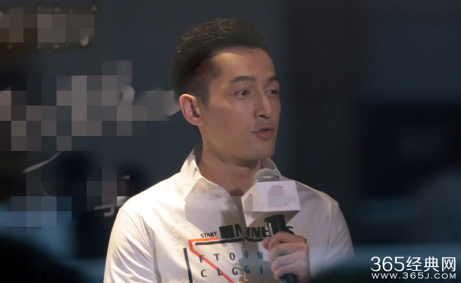 胡歌与粉丝“同框”合影抿嘴娇羞
