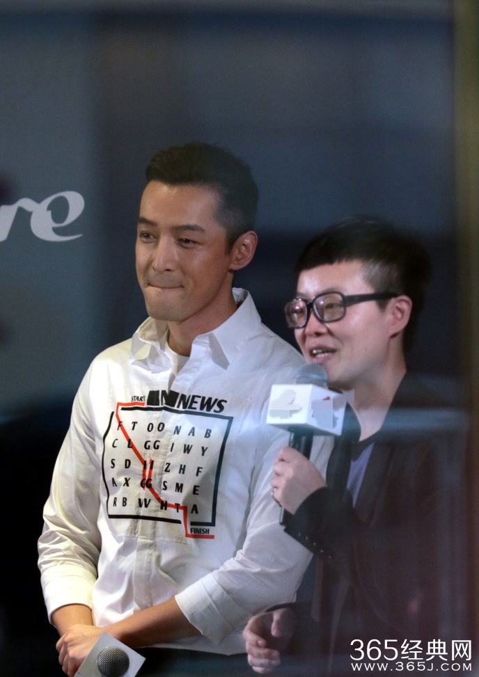 胡歌与粉丝“同框”合影抿嘴娇羞