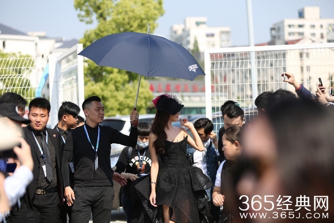 林志玲出席活动保镖撑伞 遭粉丝疯狂围堵