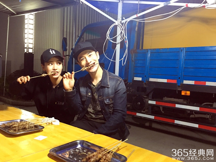 黄晓明Baby路边摊撸串庆结婚周年