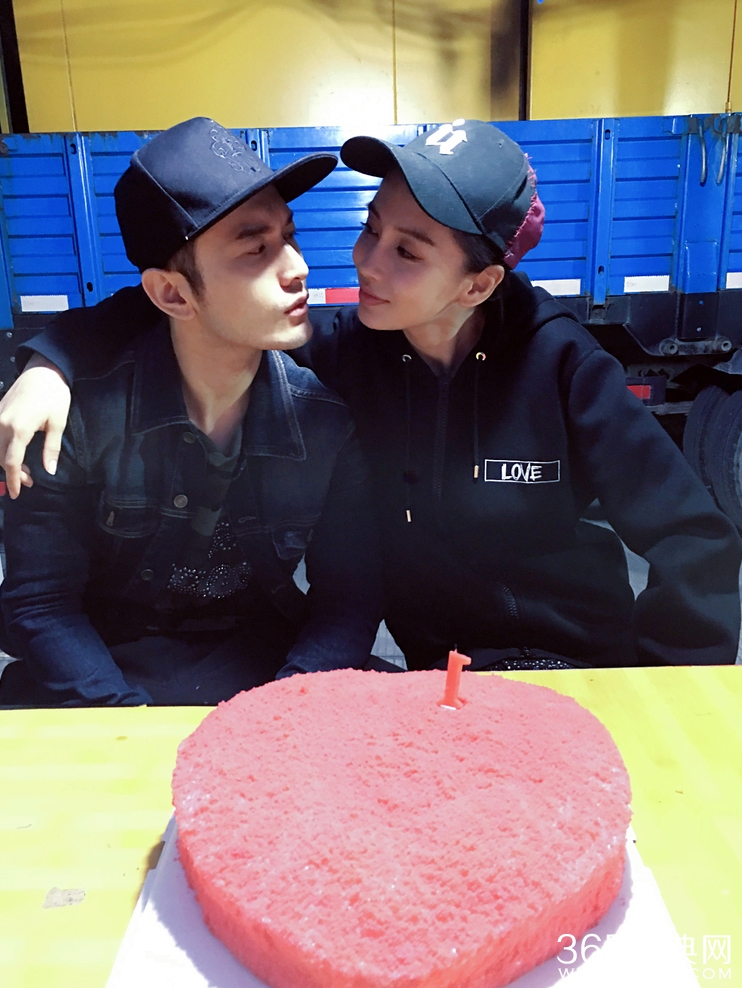 黄晓明Baby路边摊撸串庆结婚周年