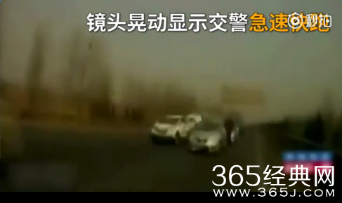 实拍高速追尾后交警怒吼救人：差两秒，不叫你们都死了