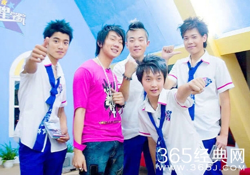 张艺兴林俊杰合影旧照曝光 杀马特张艺兴你见过吗