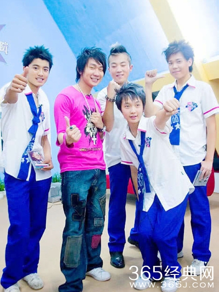 张艺兴林俊杰合影旧照曝光 杀马特张艺兴你见过吗