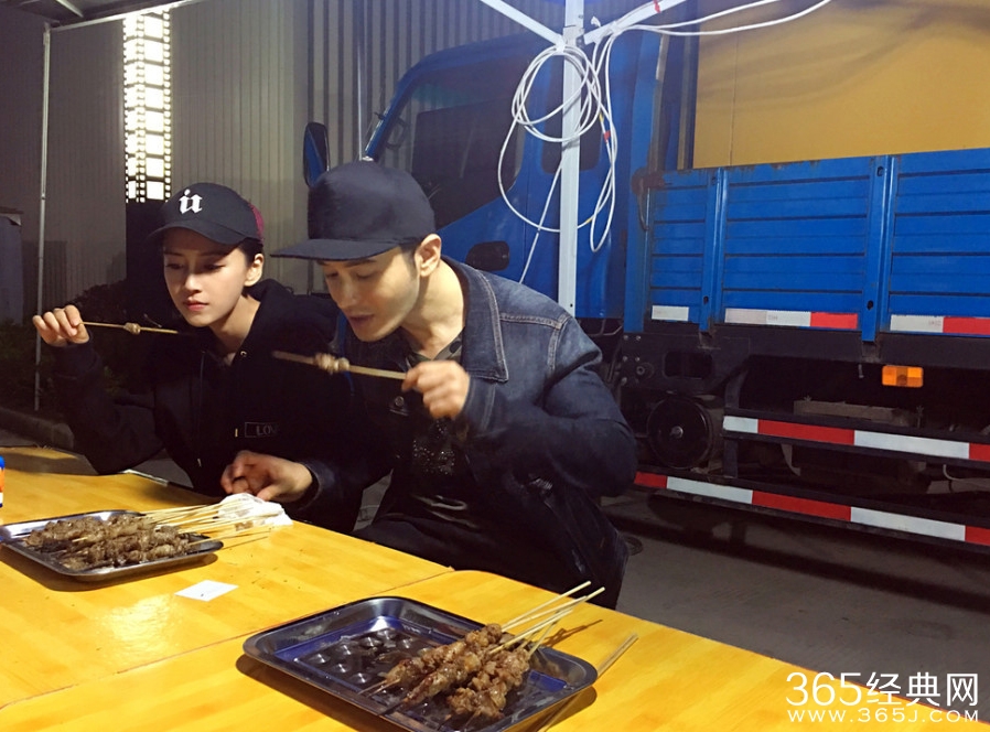 甜蜜蜜！黄晓明Angelababy路边摊撸串庆结婚周年