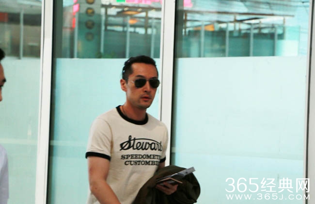 最帅伴郎胡歌扎小辫赴德国参加袁弘婚礼