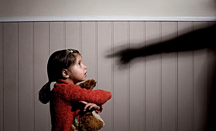 幼师被曝“脚踹拖拽”虐童 回应：调皮还不能打