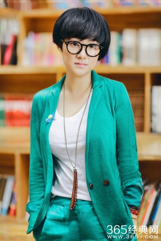 柏邦妮柯震东大尺度床照盘点 柏邦妮微博资料背景遭扒