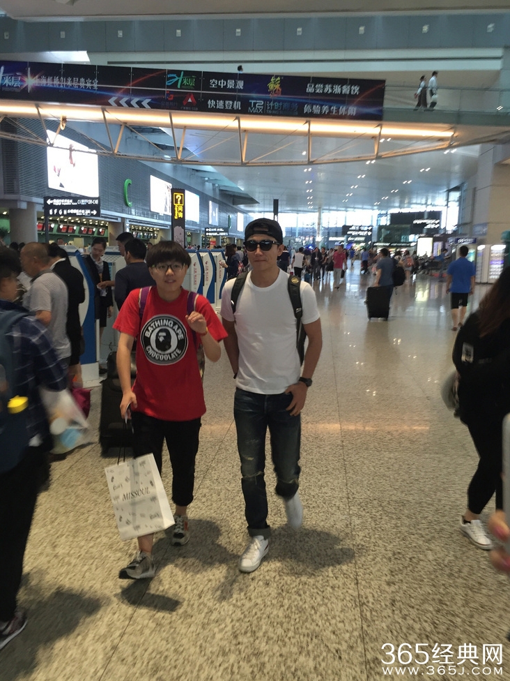 黄轩白T牛仔裤变阳光型男