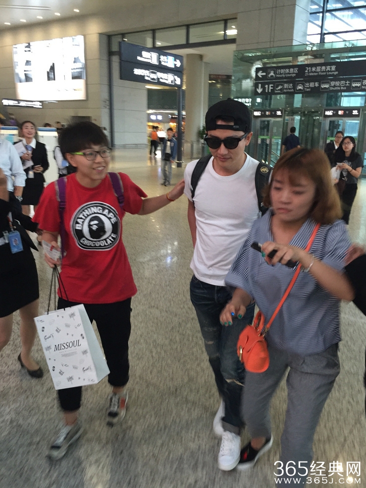 黄轩白T牛仔裤变阳光型男