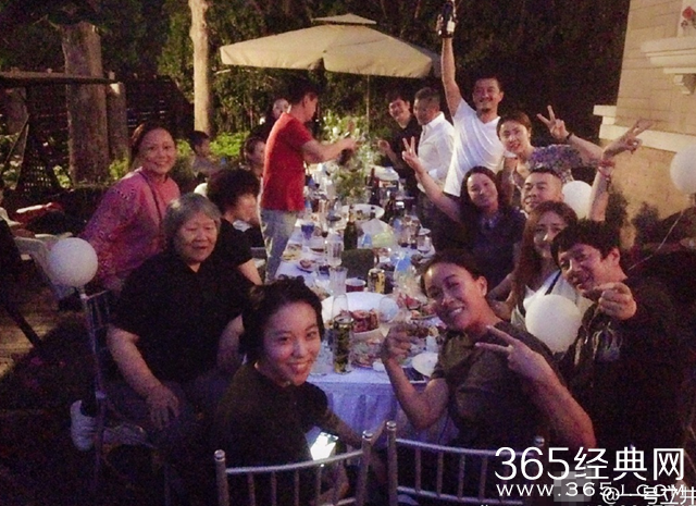 长见识！窦唯的妈妈也来给李嫣庆生了