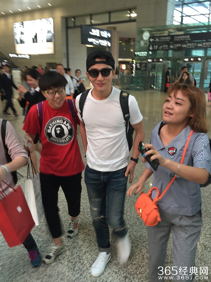 黄轩白T牛仔裤变阳光型男