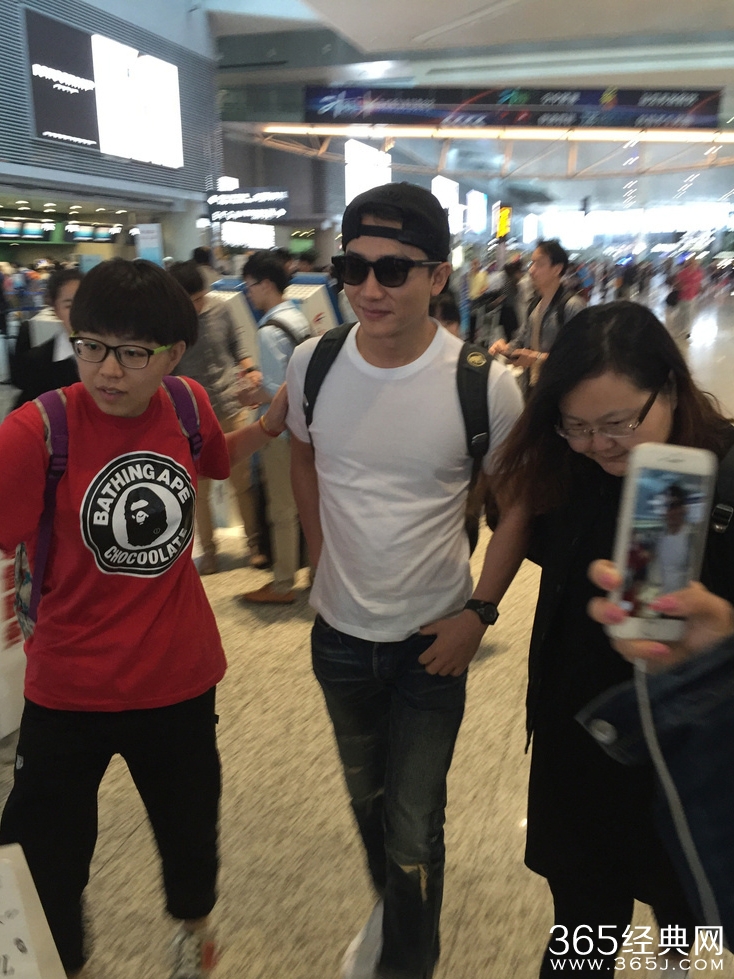 黄轩白T牛仔裤变阳光型男