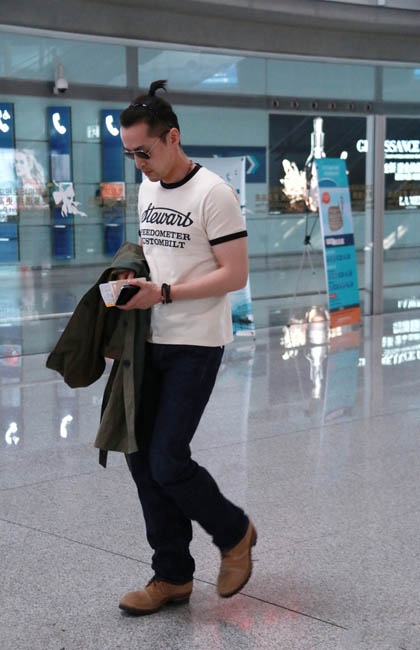 最帅伴郎胡歌扎小辫赴德国参加袁弘婚礼