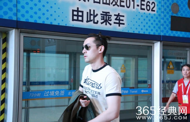 最帅伴郎胡歌扎小辫赴德国参加袁弘婚礼