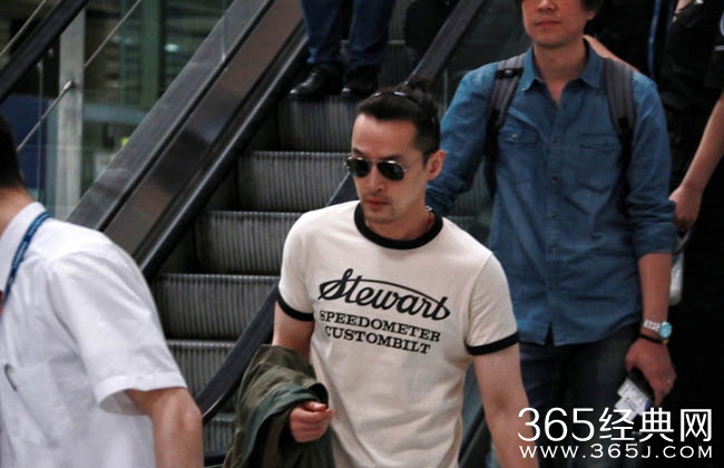 最帅伴郎胡歌扎小辫赴德国参加袁弘婚礼