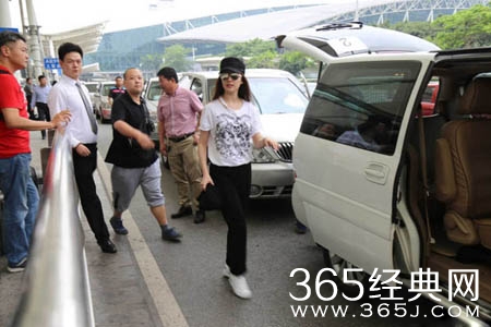 刘亦菲休闲装气质清新 无惧跟拍对镜微笑