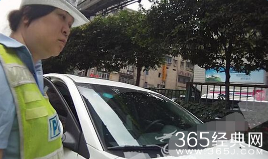 男子买宝马被拒殴打母亲视频实拍