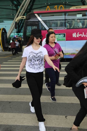 刘亦菲休闲装气质清新 无惧跟拍对镜微笑