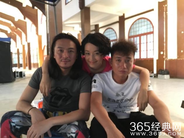 《奋斗》10年！马伊琍左拥朱雨辰右抱文章